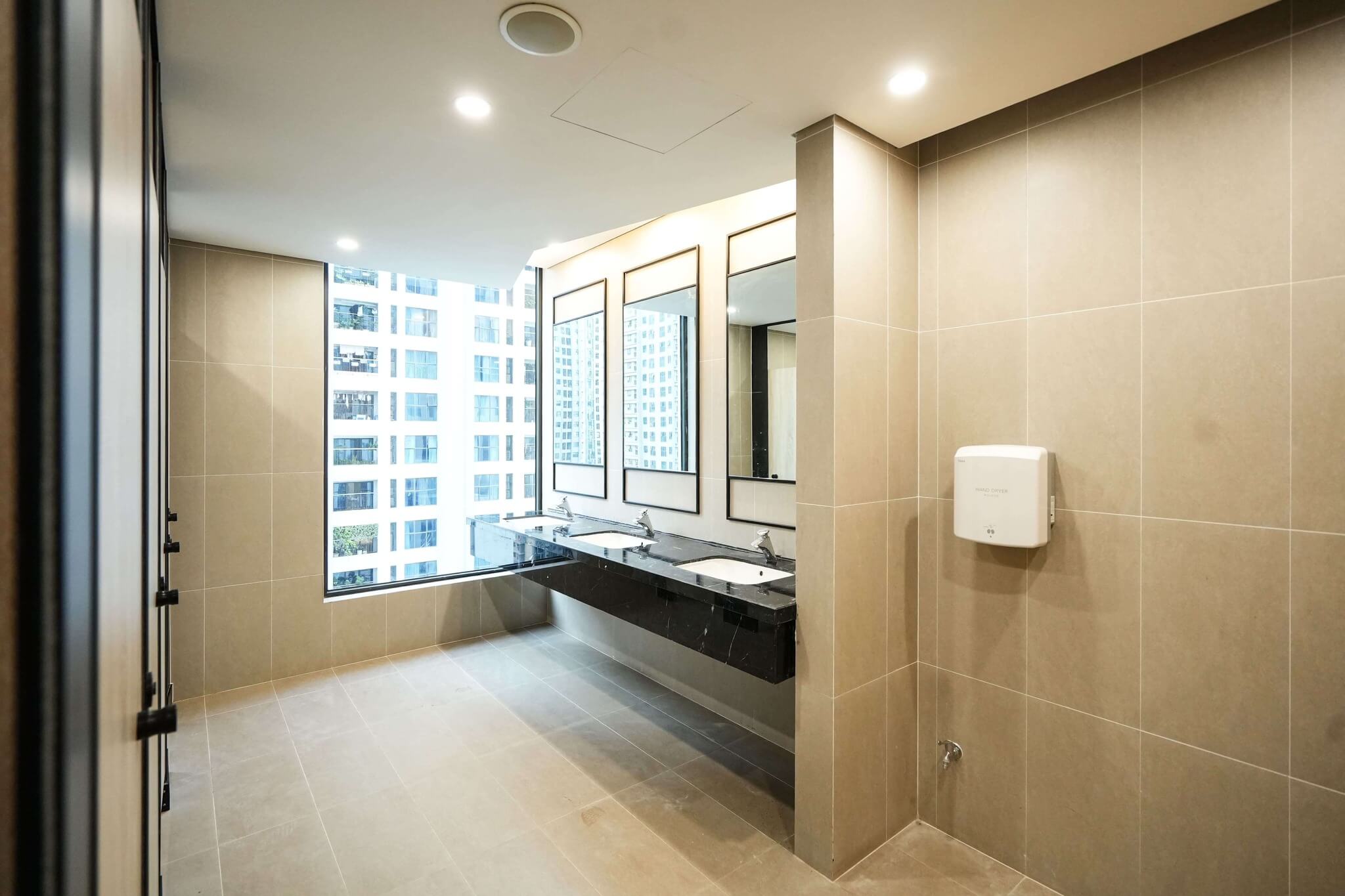 Nhà vệ sinh Rox Tower